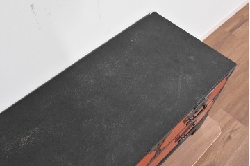 中古　美品　加茂箪笥　前板朱塗り　石目乾漆仕上げ　朱色が映える脚付きローチェスト　定価約45万円相当　(R-085500)