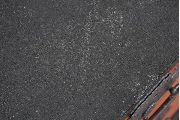 中古　美品　加茂箪笥　前板朱塗り　石目乾漆仕上げ　朱色が映える脚付きローチェスト　定価約45万円相当　(R-085500)