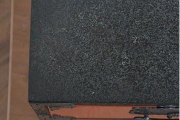 中古　美品　加茂箪笥　前板朱塗り　石目乾漆仕上げ　朱色が映える脚付きローチェスト　定価約45万円相当　(R-085500)