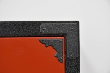 中古　美品　加茂箪笥　前板朱塗り　石目乾漆仕上げ　朱色が映える脚付きローチェスト　定価約45万円相当　(R-085500)