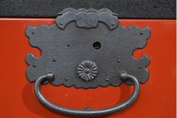 中古　美品　加茂箪笥　前板朱塗り　石目乾漆仕上げ　朱色が映える脚付きローチェスト　定価約45万円相当　(R-085500)