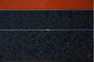 中古　美品　加茂箪笥　前板朱塗り　石目乾漆仕上げ　朱色が映える脚付きローチェスト　定価約45万円相当　(R-085500)