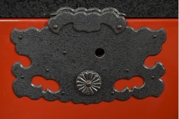 中古　美品　加茂箪笥　前板朱塗り　石目乾漆仕上げ　朱色が映える脚付きローチェスト　定価約45万円相当　(R-085500)