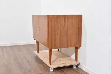 デンマークヴィンテージ　美品!!　AEJM Mobler(エイジェイエム モブラー)　チーク材　端正な木目が魅力のキャビネット　(R-085501)