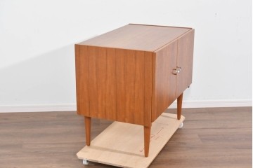 デンマークヴィンテージ　美品!!　AEJM Mobler(エイジェイエム モブラー)　チーク材　端正な木目が魅力のキャビネット　(R-085501)