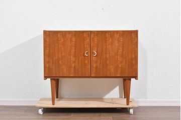 デンマークヴィンテージ　美品!!　AEJM Mobler(エイジェイエム モブラー)　チーク材　端正な木目が魅力のキャビネット　(R-085501)