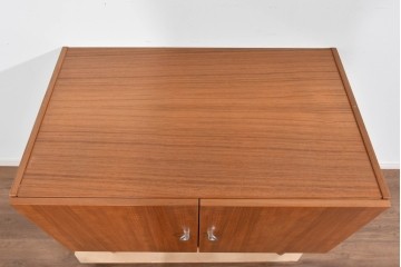 デンマークヴィンテージ　美品!!　AEJM Mobler(エイジェイエム モブラー)　チーク材　端正な木目が魅力のキャビネット　(R-085501)