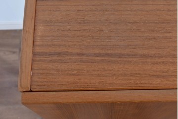 デンマークヴィンテージ　美品!!　AEJM Mobler(エイジェイエム モブラー)　チーク材　端正な木目が魅力のキャビネット　(R-085501)