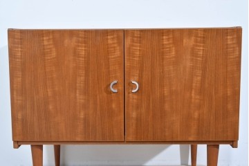 デンマークヴィンテージ　美品!!　AEJM Mobler(エイジェイエム モブラー)　チーク材　端正な木目が魅力のキャビネット　(R-085501)