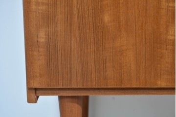 デンマークヴィンテージ　美品!!　AEJM Mobler(エイジェイエム モブラー)　チーク材　端正な木目が魅力のキャビネット　(R-085501)