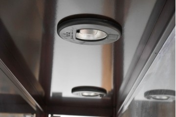 中古　美品　東海家具工業(Tokai Kagu)　国産の上質な作り!　端正な木部の気品が漂うキュリオケース　定価約16万円相当　(R-085502)