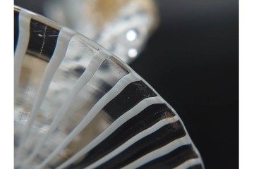 イタリア製　ベネチアン(ヴェネチアン)　ムラノガラス　金彩をまとった白鳥装飾が華やかなワイングラス　(R-085509)