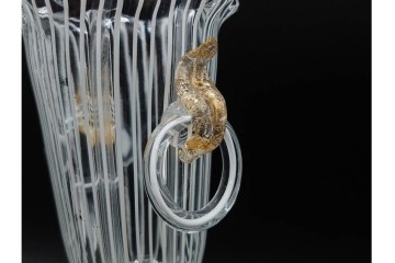 イタリア製　ベネチアン(ヴェネチアン)　ムラノガラス　金彩をまとった白鳥装飾が華やかなワイングラス　(R-085509)