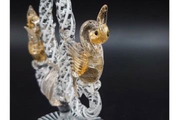 イタリア製　ベネチアン(ヴェネチアン)　ムラノガラス　金彩をまとった白鳥装飾が華やかなワイングラス　(R-085509)