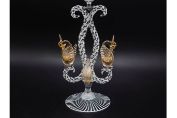 イタリア製　ベネチアン(ヴェネチアン)　ムラノガラス　金彩をまとった白鳥装飾が華やかなワイングラス　(R-085509)