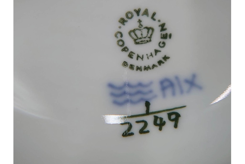 デンマーク製　ROYAL COPENHAGEN(ロイヤルコペンハーゲン)　繊細な青絵とレリーフが美しいハーフレースのシュガーポット・ジャグ・クリーマーセット　(R-085510)