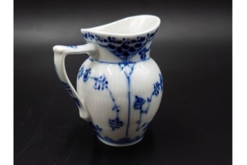 デンマーク製　ROYAL COPENHAGEN(ロイヤルコペンハーゲン)　繊細な青絵とレリーフが美しいハーフレースのシュガーポット・ジャグ・クリーマーセット　(R-085510)