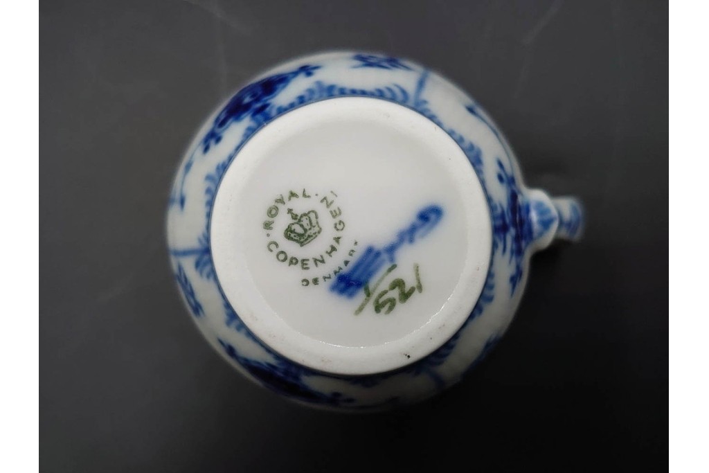 デンマーク製　ROYAL COPENHAGEN(ロイヤルコペンハーゲン)　繊細な青絵とレリーフが美しいハーフレースのシュガーポット・ジャグ・クリーマーセット　(R-085510)