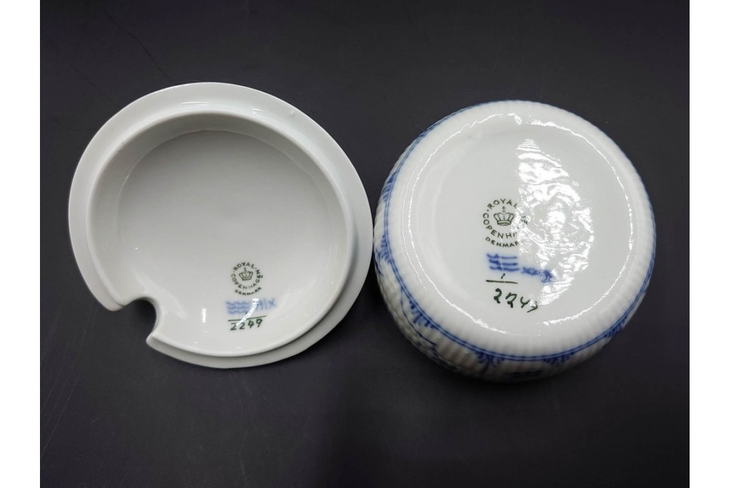 デンマーク製　ROYAL COPENHAGEN(ロイヤルコペンハーゲン)　繊細な青絵とレリーフが美しいハーフレースのシュガーポット・ジャグ・クリーマーセット　(R-085510)