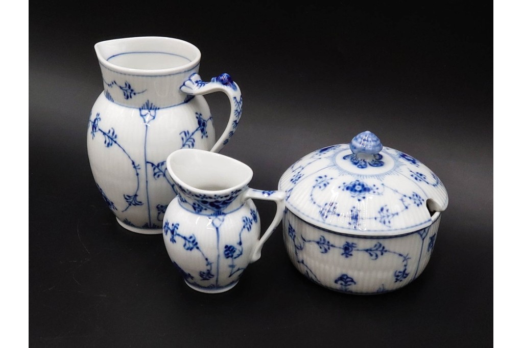 デンマーク製　ROYAL COPENHAGEN(ロイヤルコペンハーゲン)　繊細な青絵とレリーフが美しいハーフレースのシュガーポット・ジャグ・クリーマーセット　(R-085510)