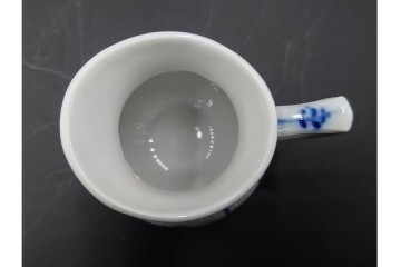 デンマーク製　ROYAL COPENHAGEN(ロイヤルコペンハーゲン)　繊細な青絵とレリーフが美しいハーフレースのシュガーポット・ジャグ・クリーマーセット　(R-085510)