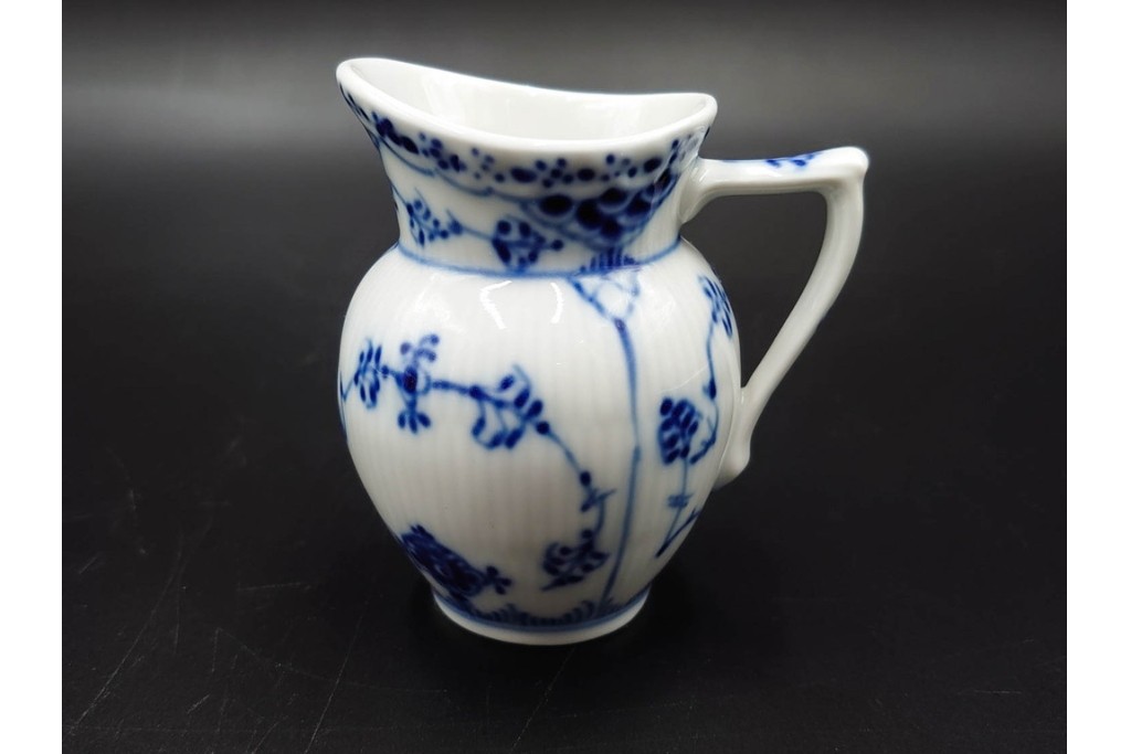 デンマーク製　ROYAL COPENHAGEN(ロイヤルコペンハーゲン)　繊細な青絵とレリーフが美しいハーフレースのシュガーポット・ジャグ・クリーマーセット　(R-085510)