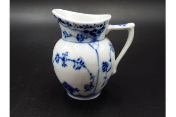 デンマーク製　ROYAL COPENHAGEN(ロイヤルコペンハーゲン)　繊細な青絵とレリーフが美しいハーフレースのシュガーポット・ジャグ・クリーマーセット　(R-085510)