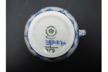 デンマーク製　ROYAL COPENHAGEN(ロイヤルコペンハーゲン)　繊細な青絵とレリーフが美しいハーフレースのシュガーポット・ジャグ・クリーマーセット　(R-085510)