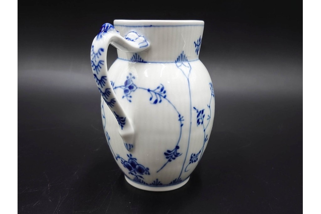 デンマーク製　ROYAL COPENHAGEN(ロイヤルコペンハーゲン)　繊細な青絵とレリーフが美しいハーフレースのシュガーポット・ジャグ・クリーマーセット　(R-085510)