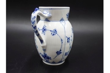 デンマーク製　ROYAL COPENHAGEN(ロイヤルコペンハーゲン)　繊細な青絵とレリーフが美しいハーフレースのシュガーポット・ジャグ・クリーマーセット　(R-085510)