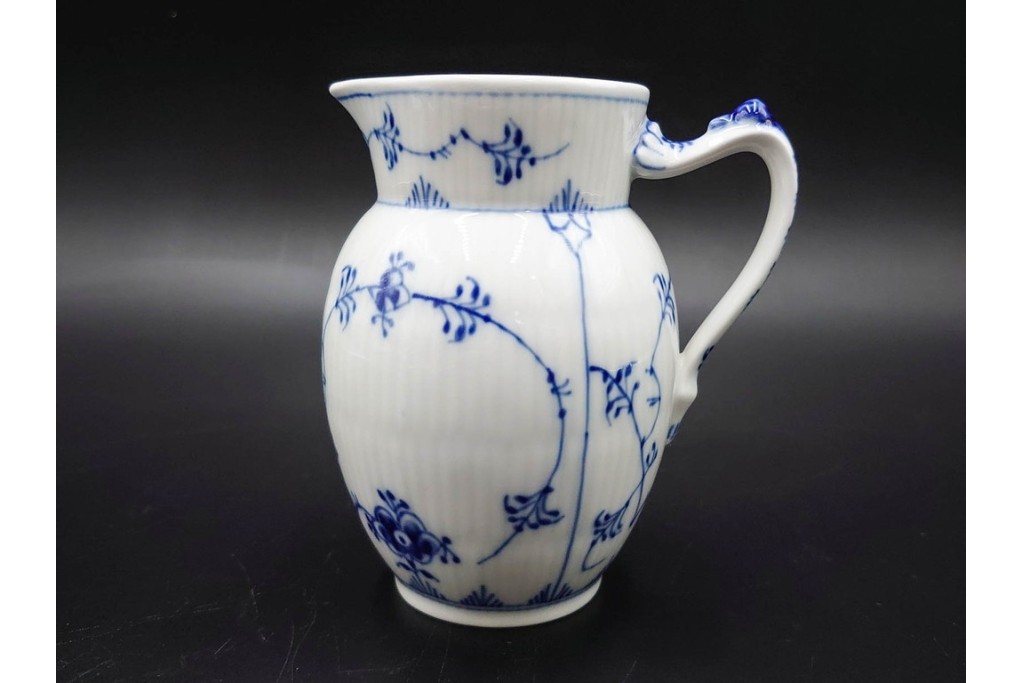 デンマーク製　ROYAL COPENHAGEN(ロイヤルコペンハーゲン)　繊細な青絵とレリーフが美しいハーフレースのシュガーポット・ジャグ・クリーマーセット　(R-085510)