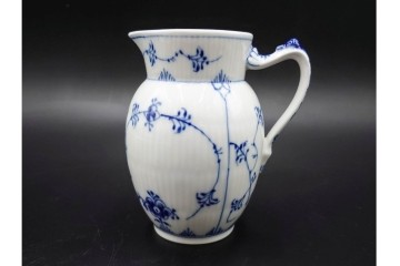 デンマーク製　ROYAL COPENHAGEN(ロイヤルコペンハーゲン)　繊細な青絵とレリーフが美しいハーフレースのシュガーポット・ジャグ・クリーマーセット　(R-085510)