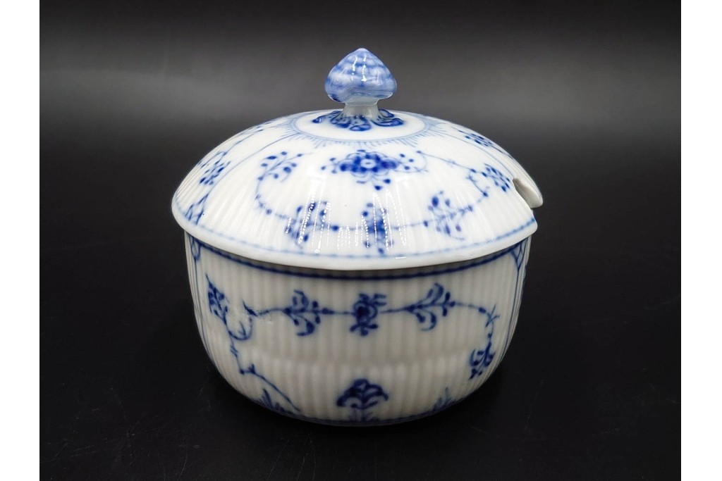 デンマーク製　ROYAL COPENHAGEN(ロイヤルコペンハーゲン)　繊細な青絵とレリーフが美しいハーフレースのシュガーポット・ジャグ・クリーマーセット　(R-085510)