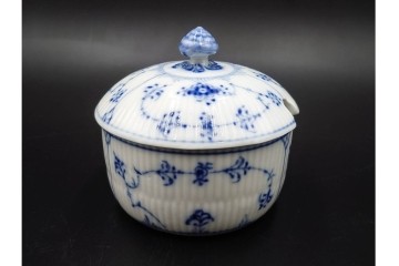 デンマーク製　ROYAL COPENHAGEN(ロイヤルコペンハーゲン)　繊細な青絵とレリーフが美しいハーフレースのシュガーポット・ジャグ・クリーマーセット　(R-085510)