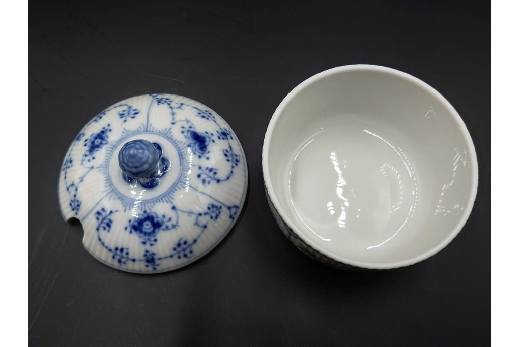 デンマーク製　ROYAL COPENHAGEN(ロイヤルコペンハーゲン)　繊細な青絵とレリーフが美しいハーフレースのシュガーポット・ジャグ・クリーマーセット　(R-085510)