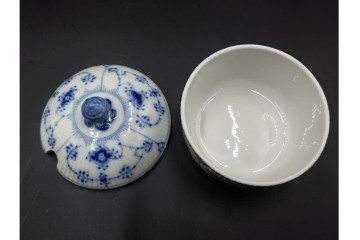 デンマーク製　ROYAL COPENHAGEN(ロイヤルコペンハーゲン)　繊細な青絵とレリーフが美しいハーフレースのシュガーポット・ジャグ・クリーマーセット　(R-085510)