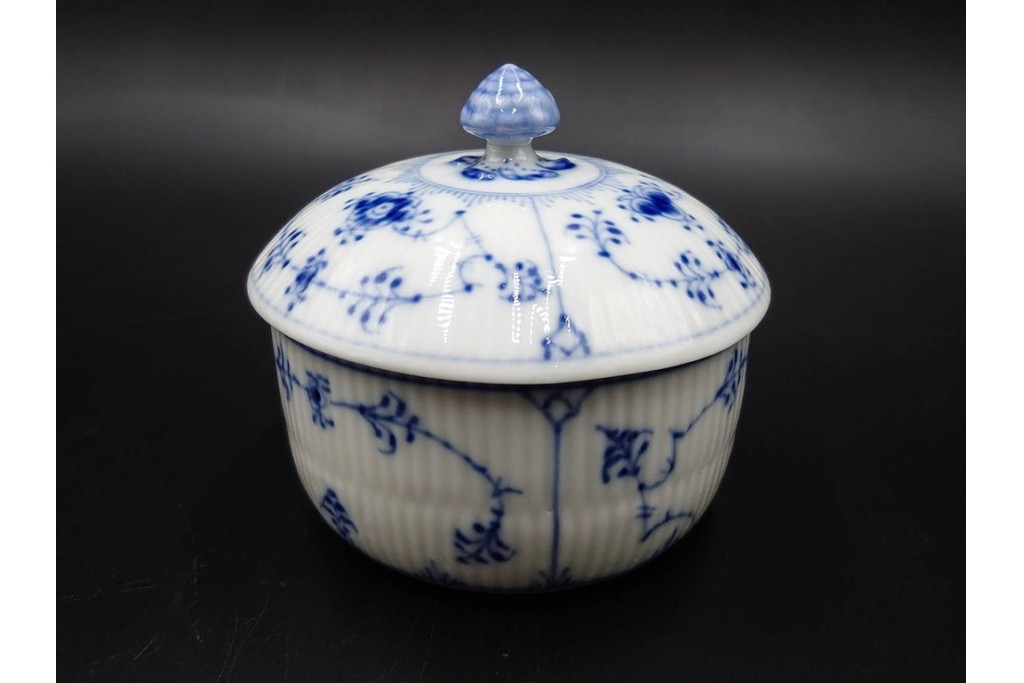 デンマーク製　ROYAL COPENHAGEN(ロイヤルコペンハーゲン)　繊細な青絵とレリーフが美しいハーフレースのシュガーポット・ジャグ・クリーマーセット　(R-085510)