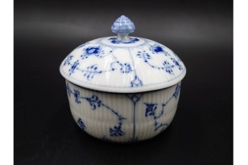 デンマーク製　ROYAL COPENHAGEN(ロイヤルコペンハーゲン)　繊細な青絵とレリーフが美しいハーフレースのシュガーポット・ジャグ・クリーマーセット　(R-085510)