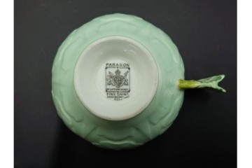 イギリス製　PARAGON(パラゴン)　フラワーハンドルが可憐なティーカップ&ソーサー・プレートのトリオセット　(R-085513)