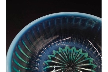 アンティーク　大正〜昭和初期の当時物　涼やかな輪花皿とプレスガラス皿の2点セット　(R-085514)