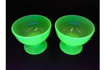 アンティーク　大正〜昭和初期の当時物　碗型　ウランガラスの氷コップ2点セット　(R-085517)