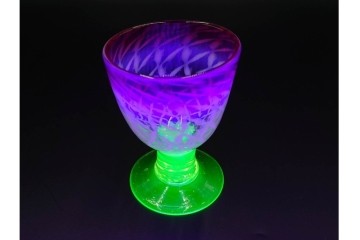 大正〜昭和初期　当時物　棗型　ウランガラス　乳白ぼかしに七宝繋ぎ文様が美しい赤縁の氷コップ　(R-085518)