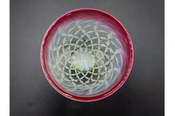 大正〜昭和初期　当時物　棗型　ウランガラス　乳白ぼかしに七宝繋ぎ文様が美しい赤縁の氷コップ　(R-085518)