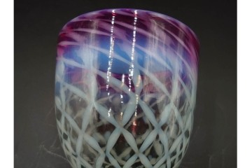 大正〜昭和初期　当時物　棗型　ウランガラス　乳白ぼかしに七宝繋ぎ文様が美しい赤縁の氷コップ　(R-085518)