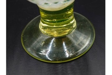 大正〜昭和初期　当時物　棗型　ウランガラス　乳白ぼかしに七宝繋ぎ文様が美しい赤縁の氷コップ　(R-085518)