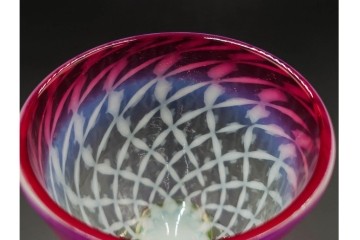 大正〜昭和初期　当時物　棗型　ウランガラス　乳白ぼかしに七宝繋ぎ文様が美しい赤縁の氷コップ　(R-085518)