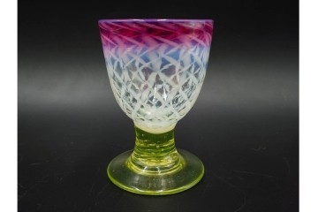 大正〜昭和初期　当時物　棗型　ウランガラス　乳白ぼかしに七宝繋ぎ文様が美しい赤縁の氷コップ　(R-085518)