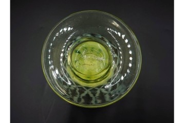 大正〜昭和初期　当時物　棗型　ウランガラス　乳白ぼかしに七宝繋ぎ文様が美しい赤縁の氷コップ　(R-085518)