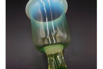 アンティーク　大正〜昭和初期の当時物　ウランガラス　棗型　乳白ぼかしがやわらかく広がる氷コップ　(R-085519)