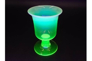 アンティーク　大正〜昭和初期の当時物　ウランガラス　棗型　乳白ぼかしがやわらかく広がる氷コップ　(R-085519)